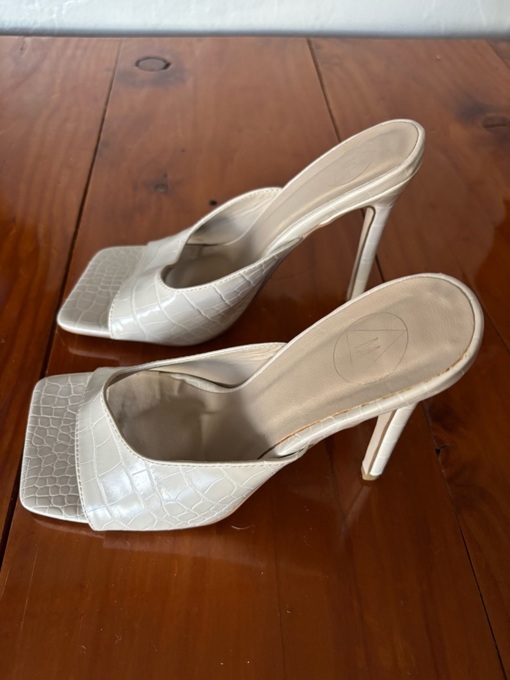 White Misguided  Size 6 Dress Shoe
